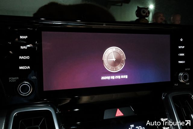 ▲전원/볼륨 버튼을 길게 눌러 디스플레이 기능 종료 및 시계를 띄운 상태(사진=김동민 기자)