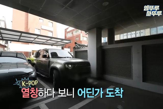 ▲전현무가 운전 중인 랜드로버 디펜더(사진=유튜브 '엠뚜루마뚜루 : MBC 공식 종합 채널')