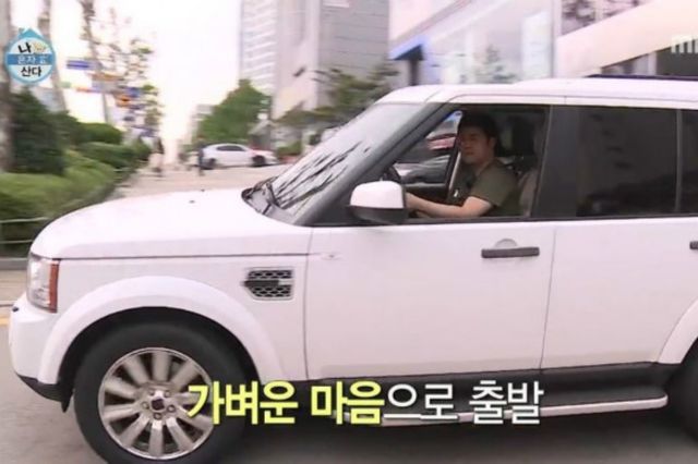 ▲전현무가 이전 '나 혼자 산다'에서 몰고 나온 랜드로버 디스커버리(사진=MBC '나 혼자 산다')