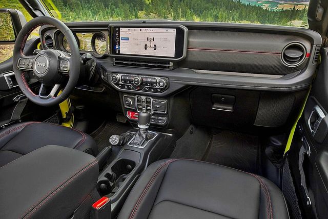 ▲지프 글래디에이터 실내(사진=지프)