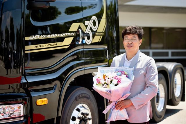 ▲타타대우상용차 30주년 스페셜 에디션 1호차를 인도받은 이기성 고객(사진=타타대우상용차)