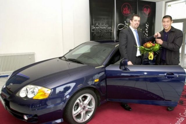 ▲2002년 당시 현대차로부터 투스카니를 선물받은 차두리(사진=현대차)