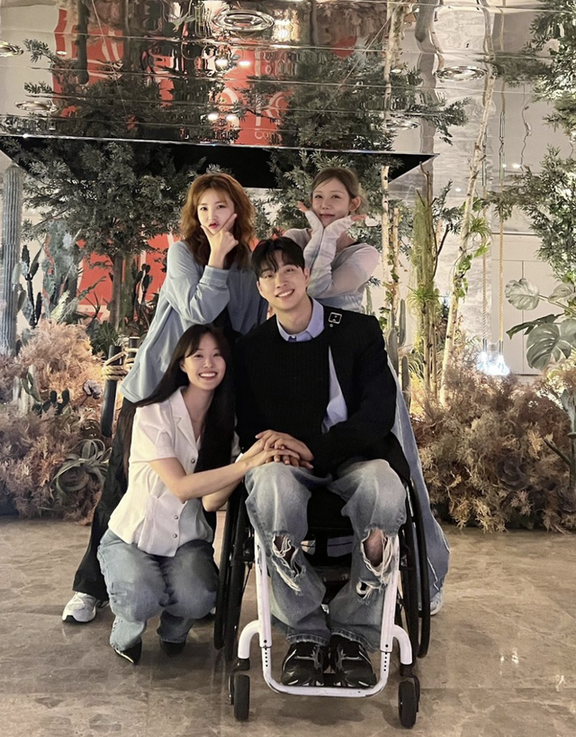 ▲박위와 송지은, 전효성, 정하나 (사진=박위 SNS)