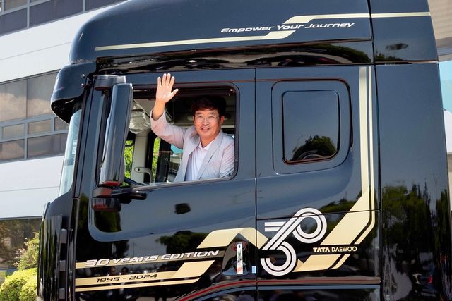 ▲타타대우상용차 30주년 스페셜 에디션 1호차를 인도받은 이기성 고객(사진=타타대우상용차)