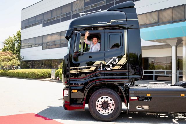 ▲타타대우상용차 30주년 스페셜 에디션 1호차를 인도받은 이기성 고객(사진=타타대우상용차)