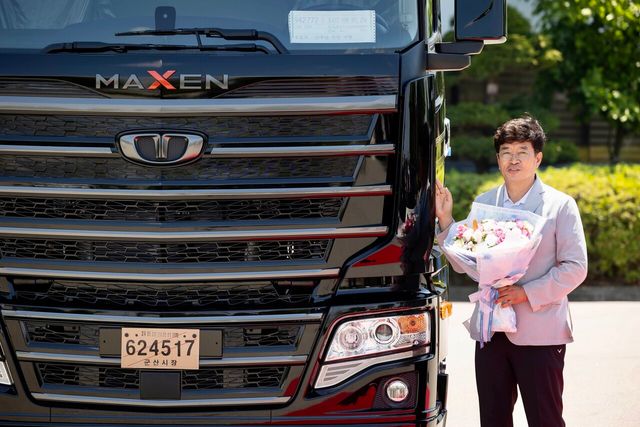 ▲타타대우상용차 30주년 스페셜 에디션 1호차를 인도받은 이기성 고객(사진=타타대우상용차)