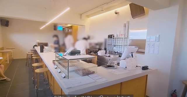 ▲카페 (사진= 유튜브 채널 쪼끄띠)