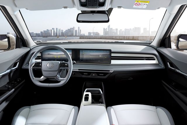 ▲KG모빌리티 토레스 실내(사진=KG모빌리티)