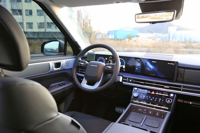 ▲현대 싼타페 하이브리드 실내(사진=View H)