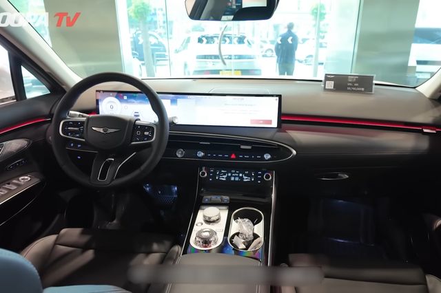 ▲제네시스 GV70 무옵션 모델 실내(사진=유튜브 '우파푸른하늘Woopa TV')