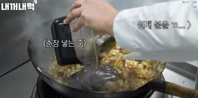 ▲직원의 조리법을 지적하는 백종원 대표 (사진=유튜브 채널 '백종원 PAIK JONG WON')