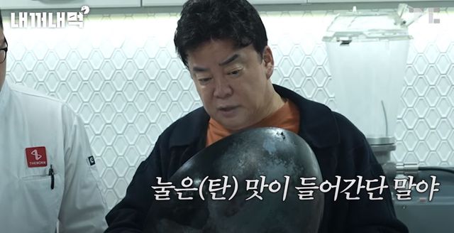 ▲직원의 조리법을 지적하는 백종원 대표 (사진=유튜브 채널 '백종원 PAIK JONG WON')