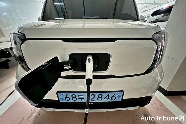 ▲지하주차장에서 충전 중인 레이 EV(사진=최현진 기자)