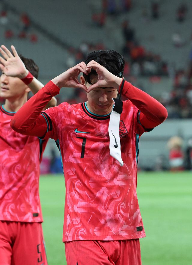 ▲ 경기 승리 후 손으로 하트를 만들어 보인 손흥민 (사진=연합뉴스)