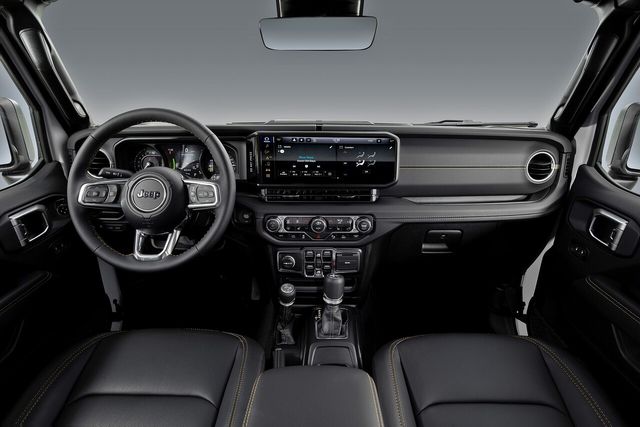 ▲지프 랭글러 4xe 실내(사진=지프)