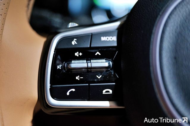 ▲기아 쏘렌토 하이브리드 스티어링 휠 스포크 내 블루투스 핸즈프리 관련 버튼(사진=김동민 기자)