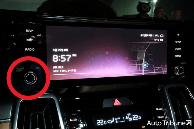 ▲기아 쏘렌토 하이브리드 인포테인먼트 시스템. 빨간 원 안 토글이나 스티어링 휠 볼륨 조절 버튼으로 통화음량을 조절할 수 있다. (사진=김동민 기자)