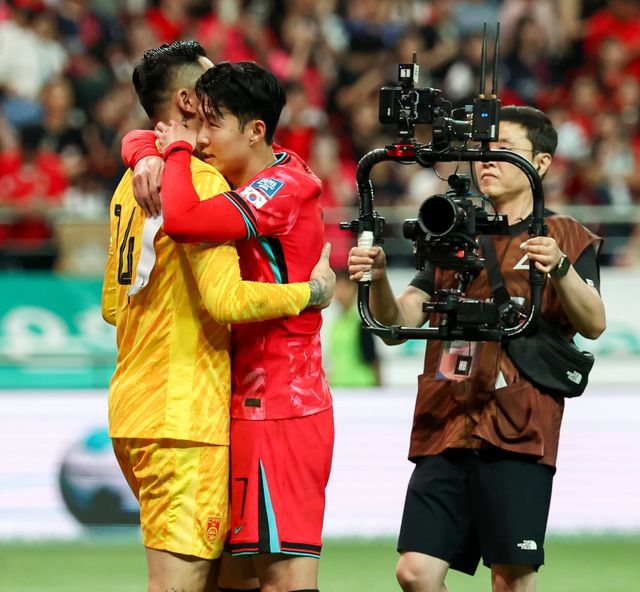 ▲중국 선수 위로해주는 손흥민 (사진=연합뉴스)