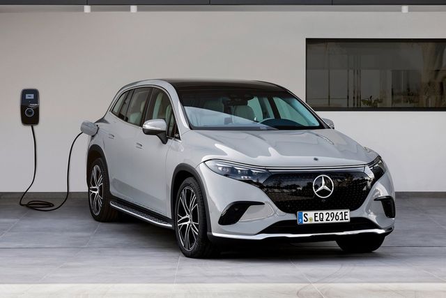 ▲참고사진, 충전 중인 메르세데스-벤츠 EQS SUV(사진=메르세데스-벤츠)
