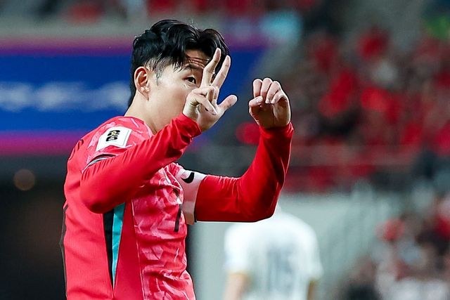 ▲중국 팬들 야유에 손가락 세 개 펼쳐보인 손흥민 (사진=연합뉴스)