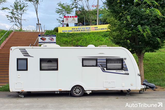 ▲참고사진, 현수막의 장기간 이용 금지 문구가 소용 없는 장기 주차 카라반(사진=양봉수 기자)