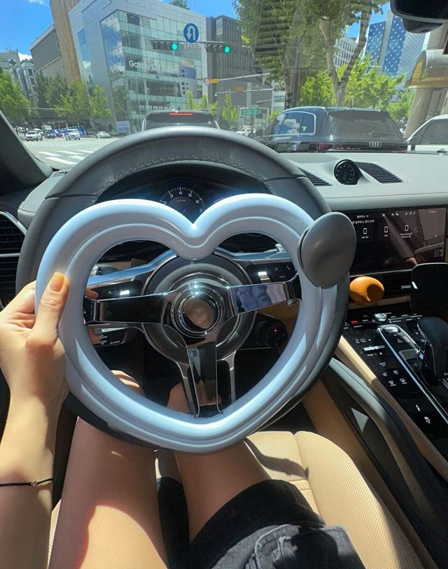 ▲카 디퓨저를 장식한 효민의 포르쉐 (사진=효민 SNS)