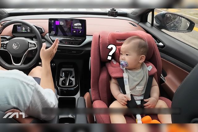 ▲조수석 ISOFIX를 사용해 딸을 앉혀 놓은 상황(사진=유튜브 '모트라인')