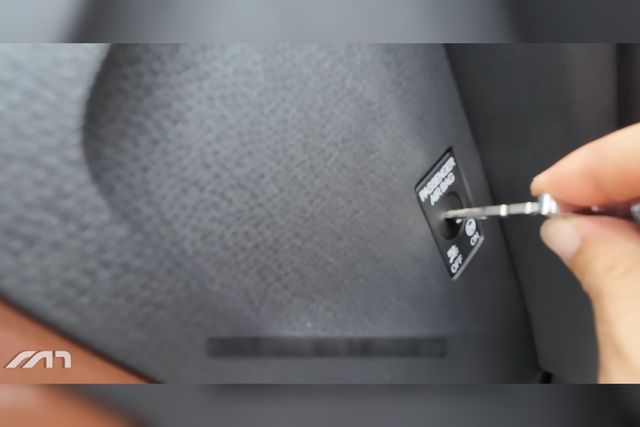 ▲키를 돌려 패신저 에어백 오프하는 상황(사진=유튜브 '모트라인')