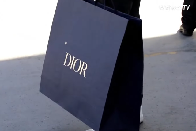 ▲디올 쇼핑백 (사진=연합뉴스TV)