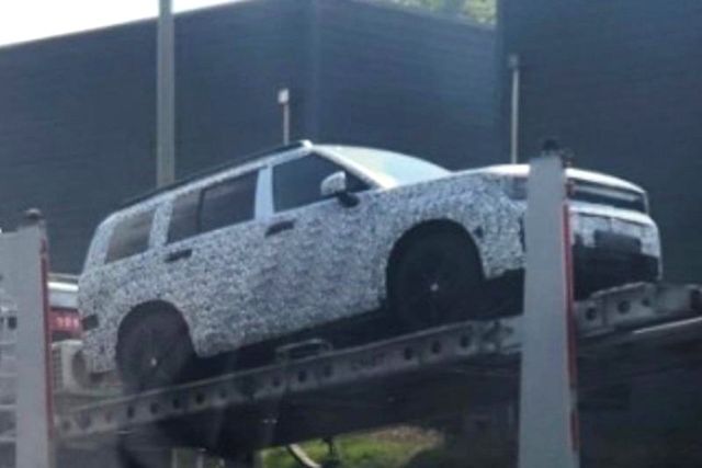 ▲참고사진, 카 캐리어에 실려 탁송 중인 현대 싼타페 테스트카(사진=보배드림)