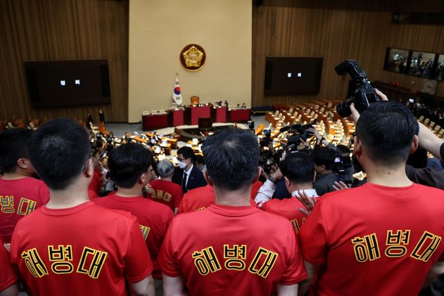 ▲채상병 특검안 부결 바라보는 해병대 예비역 (사진=뉴스1)