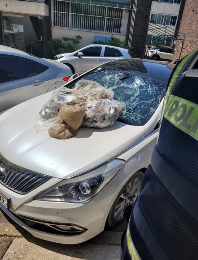 ▲오물 풍선으로 인한 피해 차량 (사진=연합뉴스 제공)