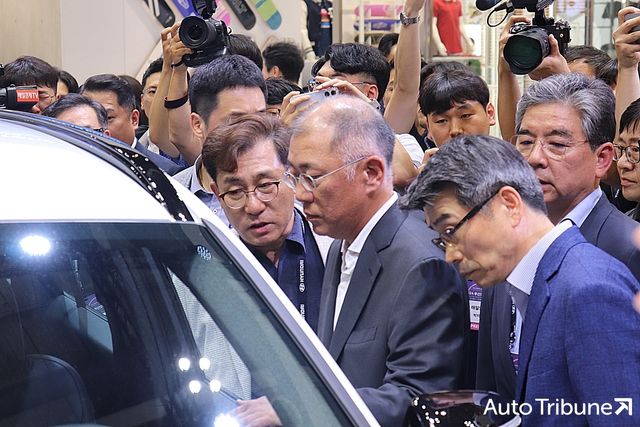 ▲르노 그랑 콜레오스를 둘러보는 정의선 현대차그룹 회장(사진=최현진 기자)