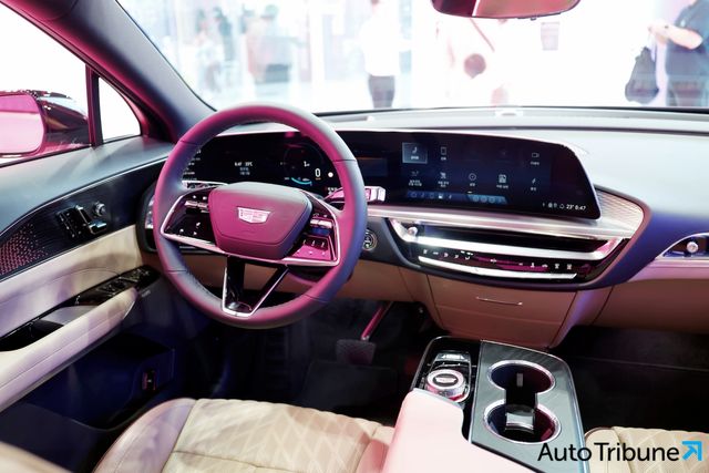 ▲캐딜락 리릭 실내를 두른 통합형 디스플레이. 메인 메뉴에 내비게이션 아이콘이 존재하지 않는다.(사진=김동민 기자)