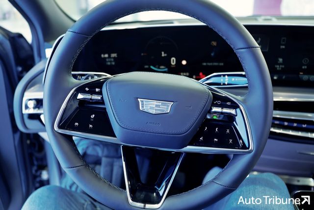 ▲캐딜락 리릭 스티어링 휠. 운전자 보조 시스템 관련 버튼은 있지만 슈퍼 크루즈는 빠져있다.(사진=김동민 기자)