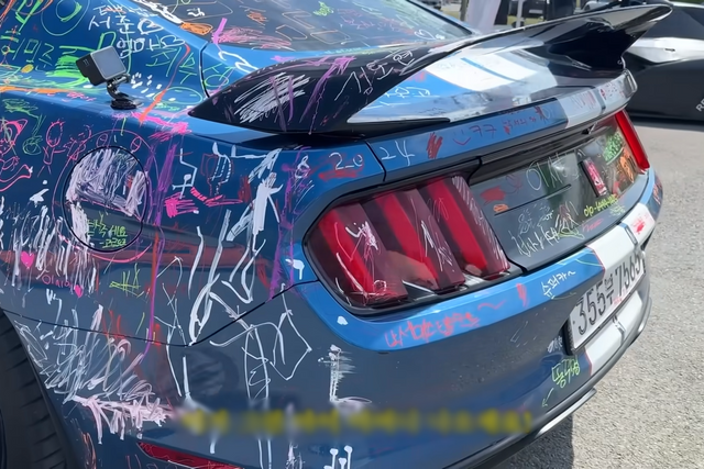 ▲낙서로 가득한 GT350R(사진=유튜브'호텔사장 기먼성')