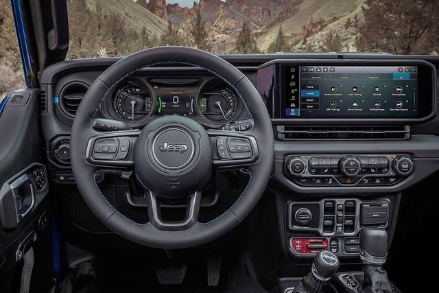 ▲지프 랭글러 4xe 실내(사진=지프)
