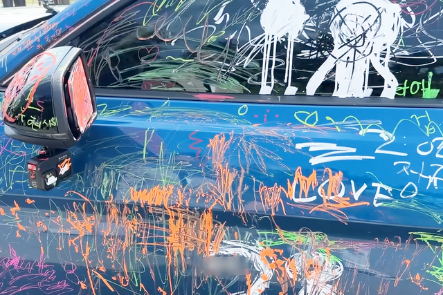 ▲낙서로 가득한 GT350R(사진=유튜브'호텔사장 기먼성')