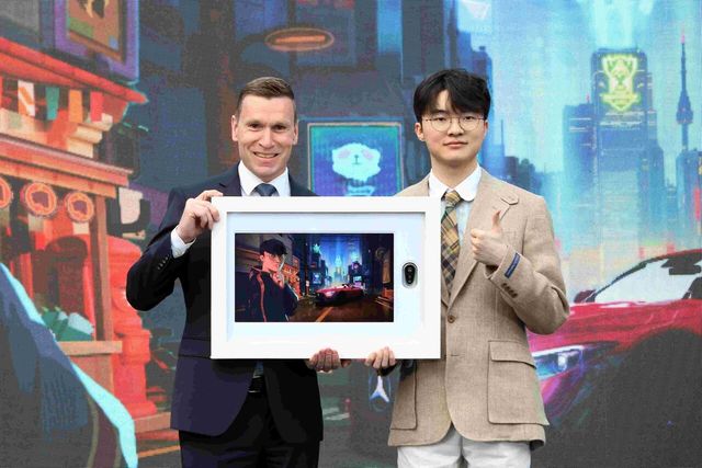 ▲페이커 선수의 '전설의 전당' 입성 기념 맞춤 제작된 SL 63 키 전달식(사진=메르세데스-벤츠)