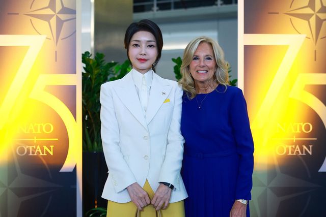 ▲김건희 여사가 10일(현지시간) 워싱턴DC 스미소니언 미국역사박물관에서 열린 북대서양조약기구(NATO·나토) 75주년 정상회의 공식 배우자 프로그램에 참석, 조 바이든 미국 대통령의 부인 질 바이든 여사와 기념촬영을 하고 있다. (사진=대통령실 홈페이지)&nbsp;