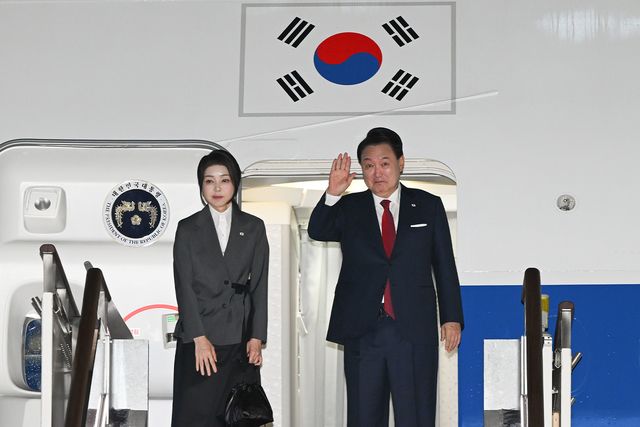 ▲윤석열 대통령과 김건희 여사가 8일 경기 성남 서울공항에서 북대서양조약기구(NATO·나토) 정상회의 참석을 위해 미국으로 출국하며 전용기인 공군 1호기에 올라 인사하고 있다. (사진=대통령실 제공)