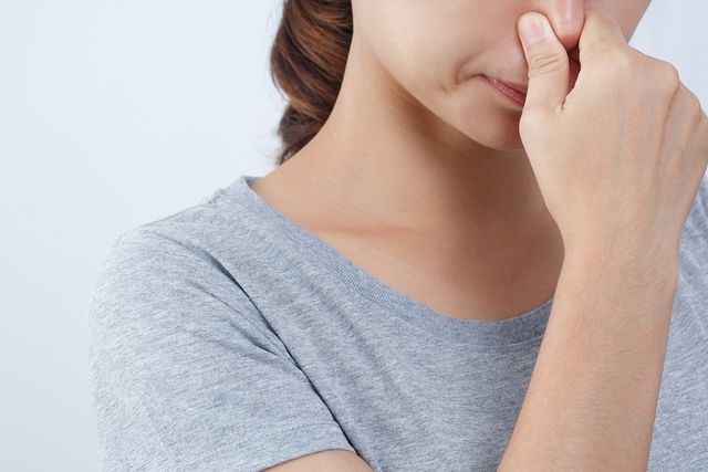 ▲코를 잡고 있는 여성 (사진=게티이미지코리아)