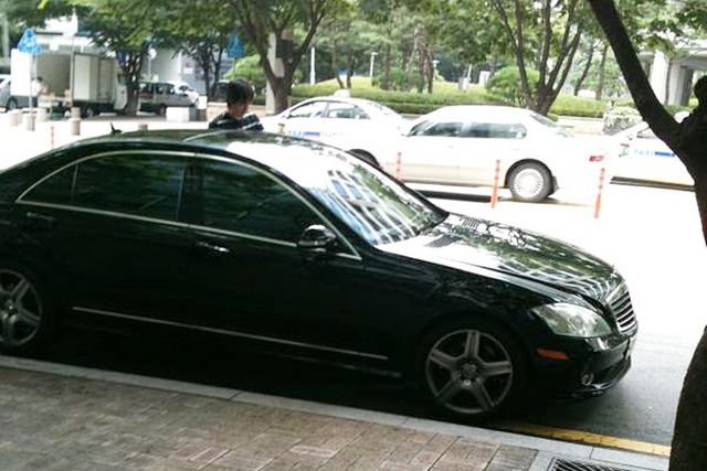 ▲홍명보 감독이 S550에 타는 모습(사진=온라인 커뮤니티)