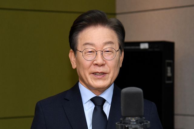 ▲ 18일 민주당 당대표 후보자 토론회에서 이재명 후보가 토론회에 앞서 인사하고 있다. (사진=연합뉴스)