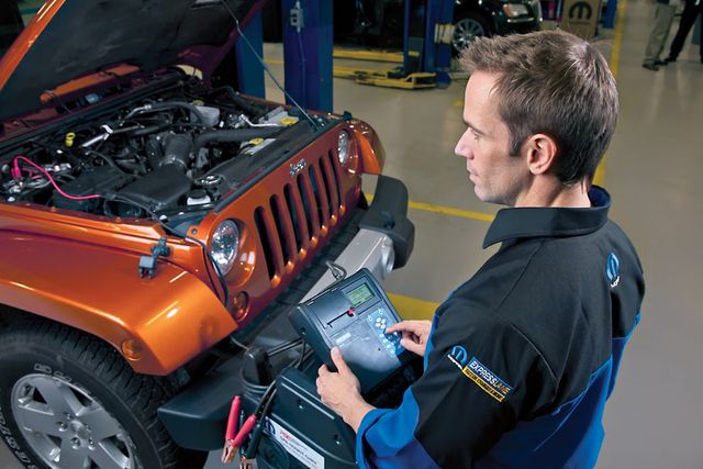 ▲점검 중인 지프 랭글러(사진=지프)