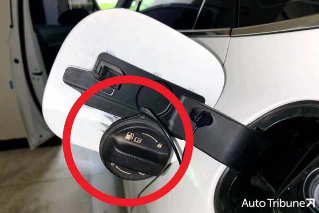 ▲주유구 커버에 걸어둔 주유 캡(사진=김동민 기자)