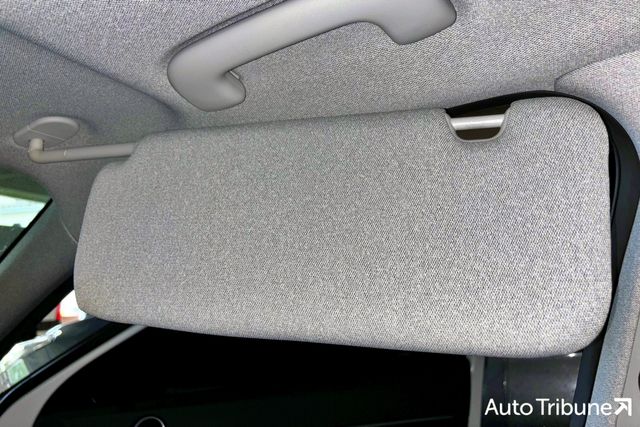 ▲조수석 선바이저를 1열 도어 창문 쪽으로 이동 및 확장한 모습(사진=김동민 기자)