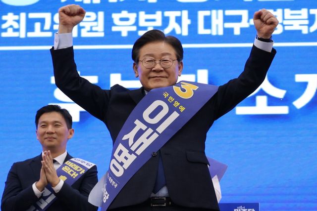 ▲ 이재명 후보가 대구 연설회에서 주먹을 높이 치켜들고 있다. (사진=연합뉴스)