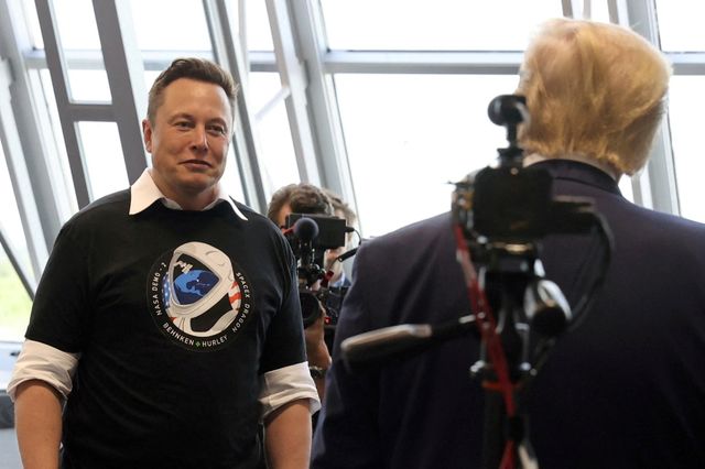 ▲도널드 트럼프와 대면하는 일론 머스크 테슬라 CEO(로이터 제공, 연합뉴스 사진)