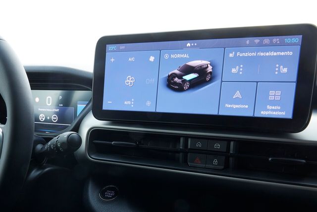 ▲지프 어벤저 실내(사진=지프)